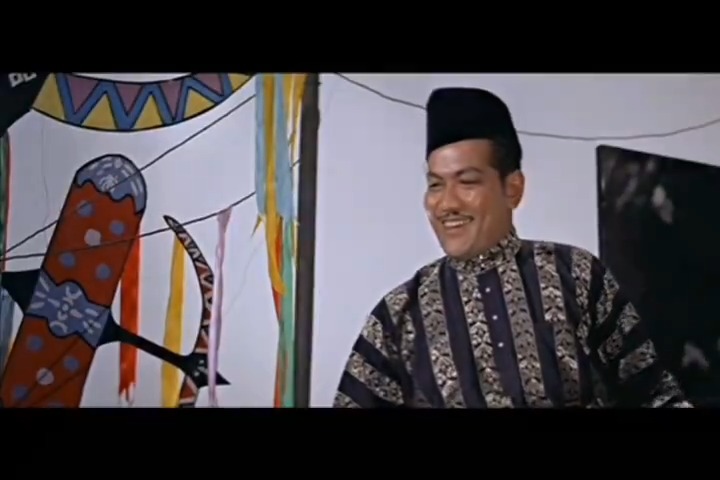 Lagu "Bengawan Solo" ciptaan Gesang didendangkan dua bintang Malaya, P. Ramlee dan Saloma. Muncul dalam film Hong Kong, Love Parade 我想看中文, buatan Doe Ching 陶秦 (1963).