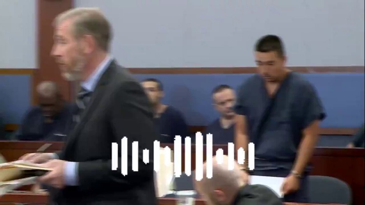 تحذير: تفاصيل لحادثة مروعة... مقطع صوتي لبلاغ ورد لرقم الطوارئ 911 قال فيه بأنه يشاهد أمامه الآن شخص يأكل جثة إنسان، وبدأ المتصل يشرح للطوارئ أن القاتل يقوم الآن بمضغ وجه الضحية وأنه أخرج مقلة العين من مكانها وأكلها ووضع فمه على الأذن وقطعها وأكلها أيضاً. الحادثة المرعبة وقعت قبل 7 أيام في ولاية كاليفورنيا الأمريكية وتم الإعلان عن تفاصيل الحادثة قبل قليل. القاتل اسمه "كولن تشيك" وقبضوا عليه في نفس يوم الجريمة، وفي المقطع المتهم الذي اعتبروه من آكلي لحوم يجلس أمام القاضي لبداية محاكمته.