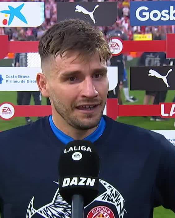 La FAMILIA que es el Girona FC se entiende mejor escuchando a Cristian Portugués en el micro de Rafael Escrig 🥰 "Aunque seas pequeño, se puede luchar contra los más grandes" #LALIGAenDAZN ⚽