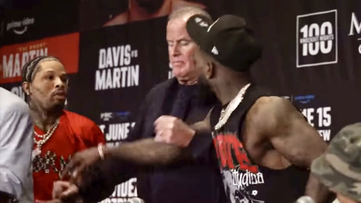 ‼️ Gervonta Davis vs Frank Martin HEATED first face-off ahead of June 15th as the pair have to be separated… [🎥 @PremierBoxing]