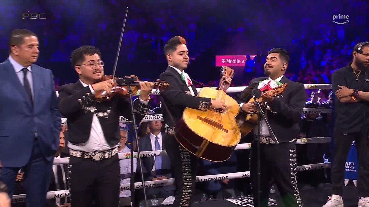 An absolutely ELECTRIC 🇺🇸 National Anthem before our Main Event! #CaneloMunguia