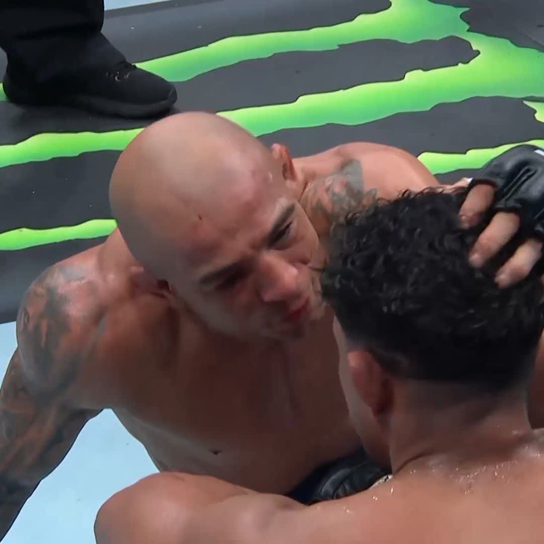 🇧🇷 José Aldo consolando 🇺🇸 Jonathan Martinez após a luta no UFC Rio. #ufcbr