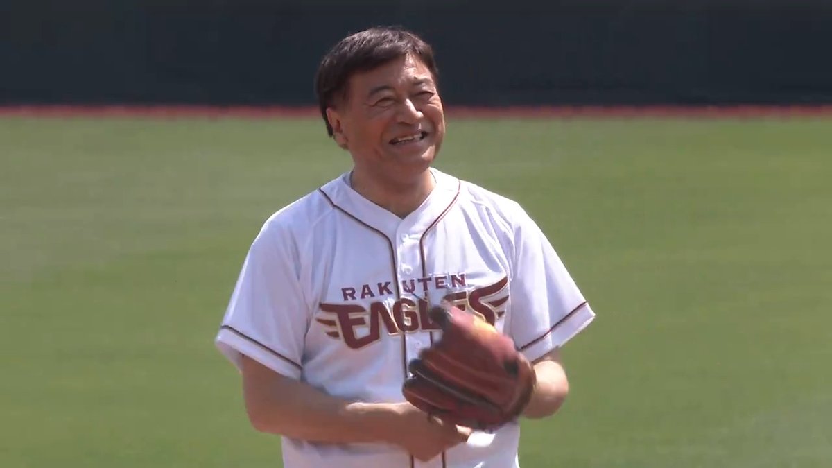 「牛たんは利久DAY」 今日の始球式は、夢グループ石田社長でした⚾️ 夢グループ歌手の保科有里さんが大きなエールを送り…👀 すこーし悔しさの残るピッチングでしたが、スタンドからたくさんの拍手が送られました👏👏👏 #RakutenEagles