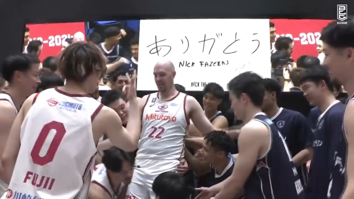 こちらこそありがとう、ニック。 現役ラストマッチ後、両クラブの選手たちでファジーカス選手を胴上げ🙌 川崎ブレイブサンダース⚡️川崎からバスケの未来を⚡️ 横浜ビー・コルセアーズ #Bリーグ