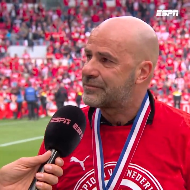 Een geëmotioneerde Peter Bosz mist één iemand: "Hij hoort hier bij te zijn." ❤️