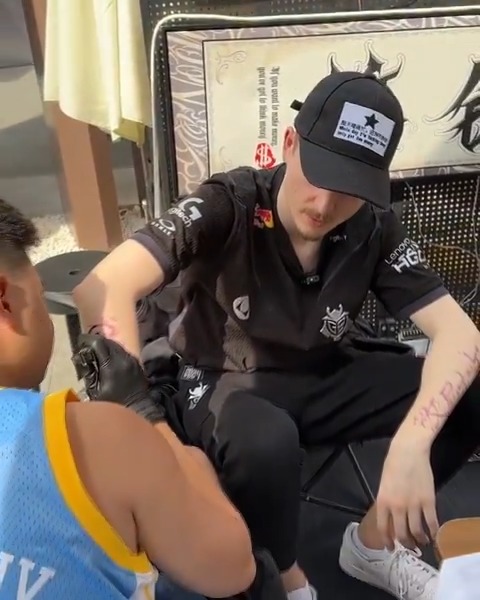 He actually got a tattoo 💀 (🧵)