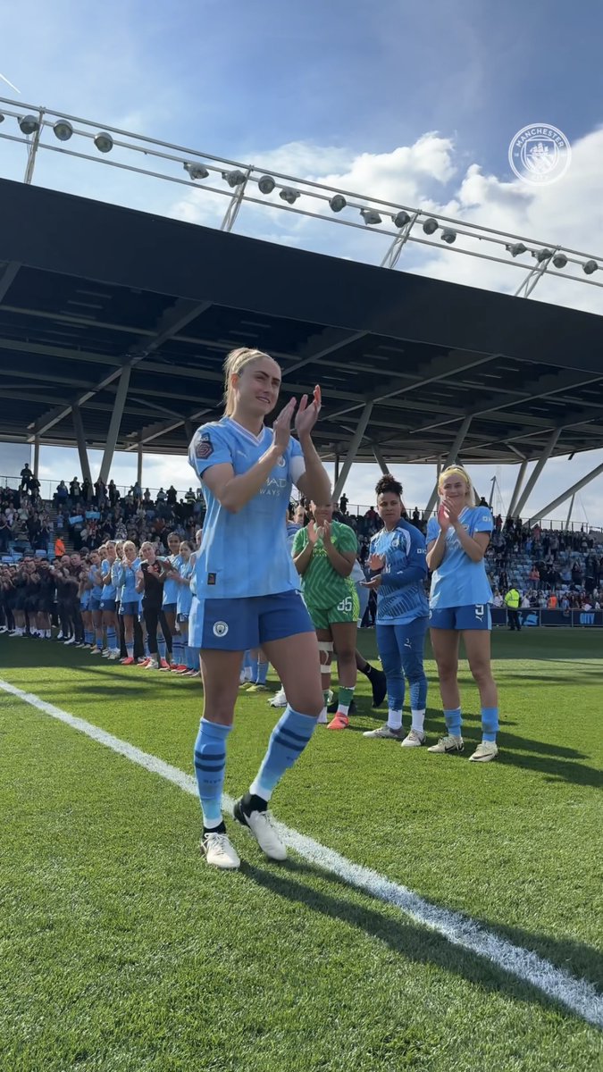 The final home game for our captain 🥺 Congratulations on an incredible career, Steph Houghton MBE 👏