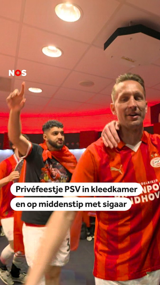 🎶 "𝐉𝐨𝐨𝐨𝐨-𝐞𝐲 𝐦𝐨𝐞𝐭 𝐛𝐥𝐢𝐣𝐯𝐞𝐧!" 🎶 klinkt het vanaf de middenstip in het Philips Stadion, waar de PSV-staf met een sigaar geniet van de 25ste landstitel. Ondertussen gaat de muziek in de kleedkamer uit... en meteen weer aan! 📻 Meer: