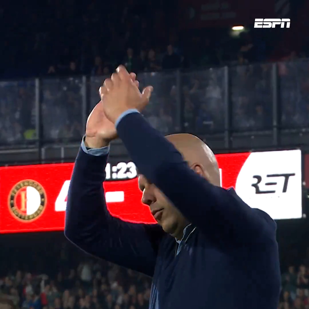 Arne Slot, Sipke Hulshoff en John de Wolf krijgen luid applaus van Het Legioen ❤️👏 #feypec