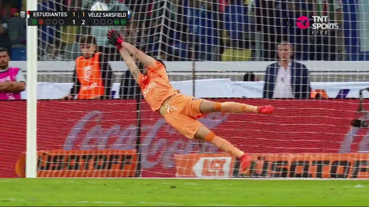 Es la mejor atajada de un penal en la historia del futbol argentino. Lo estoy viendo repetitivamente desde hoy. Locura total.