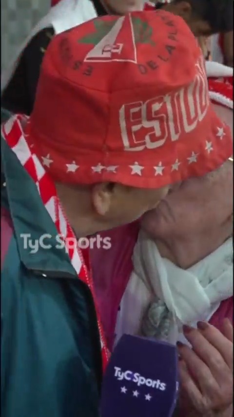 “Dijimos con mi señora: ‘vamos a venir porque es uno de los últimos’. Yo tengo 90 años y qué querés que te diga… chocho”. Un matrimonio de 90 AÑOS que viajó desde Mar del Plata a Santiago del Estero para ver CAMPEÓN al club de su vida. Hermoso. 🥹❤️