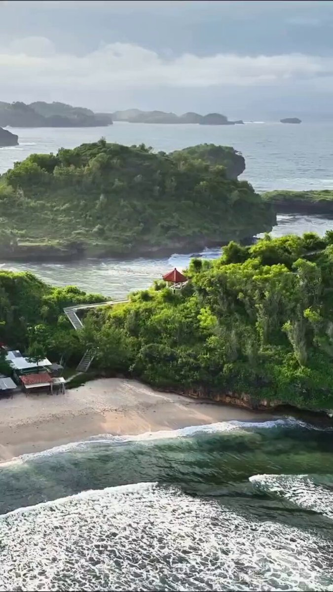 📍 Pantai Watu Karang, Pacitan 🎬 Pesona Indonesia