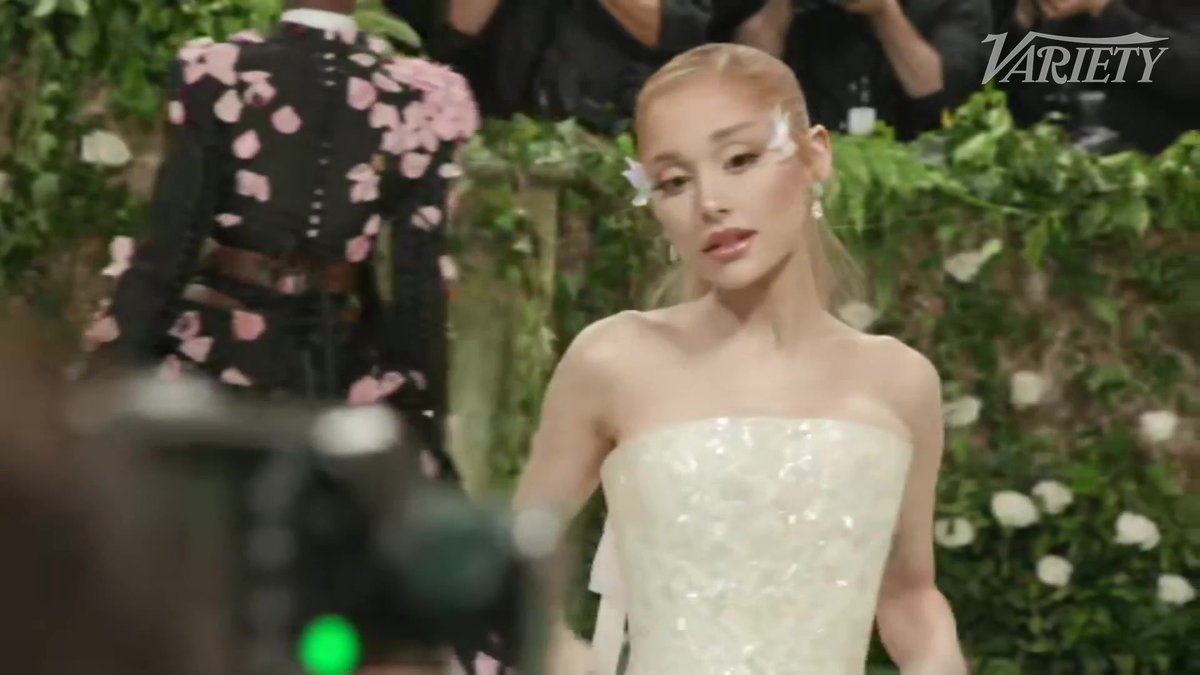 A MULHER TÁ UM LUXO! Ariana Grande para o #MetGala