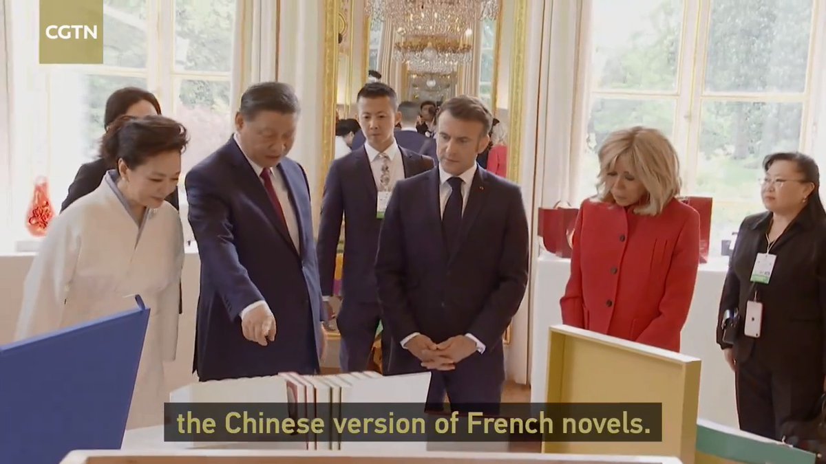 Chinese President #XiJinping gives French President Emmanuel Macron special gift