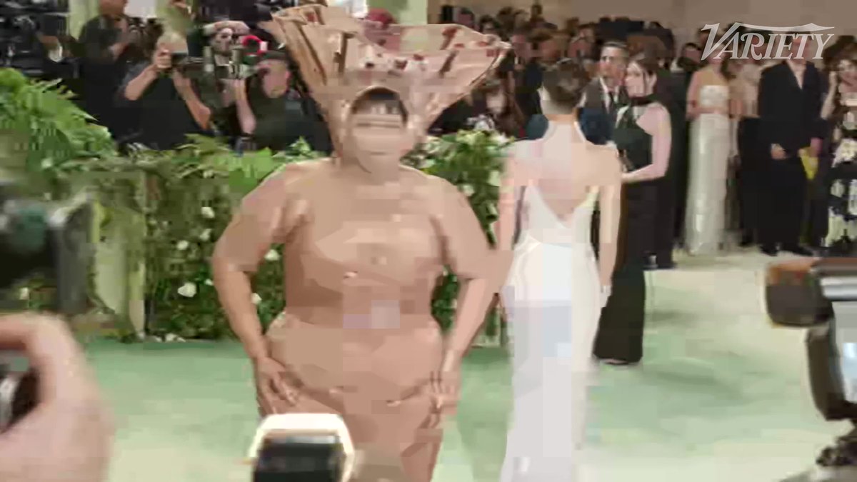Lizzo reveals her #MetGala outfit is supposed to be a tree.