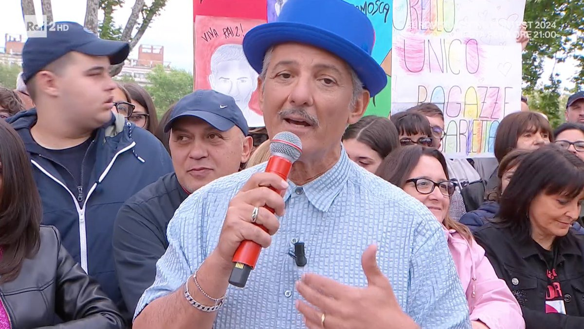 "Ieri una tragedia in Sicilia, cinque persone hanno perso la vita sul lavoro. Questo è inaccettabile, vogliamo porre l'attenzione su questo tema". Rosario Fiorello a #VivaRai2.
