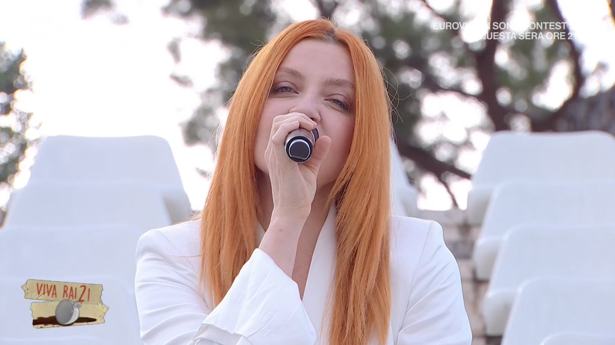 "Non ho bisogno di te Che non rispondi, ah Che non mi ascolti mai Spero ricordi che Non ho bisogno di te" Ma noi abbiamo un gran bisogno di te, Noemi🧡 #VivaRai2 Noemi