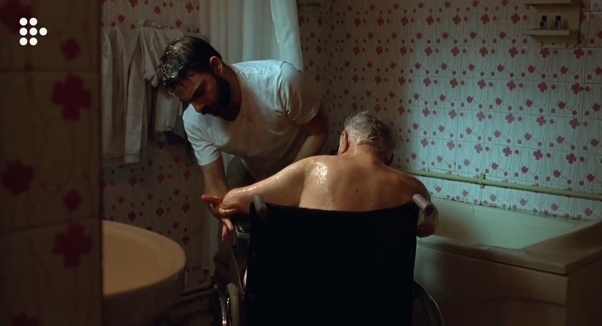 Hasta babasına bakması için genç bir kadını işe alan Nadir, kendini zor kararlar ve çatışmalarla dolu bir girdabın içinde bulur. Asghar Farhadi'den İran sinemasının en çarpıcı yapıtlarından biri. BİR AYRILIK.
