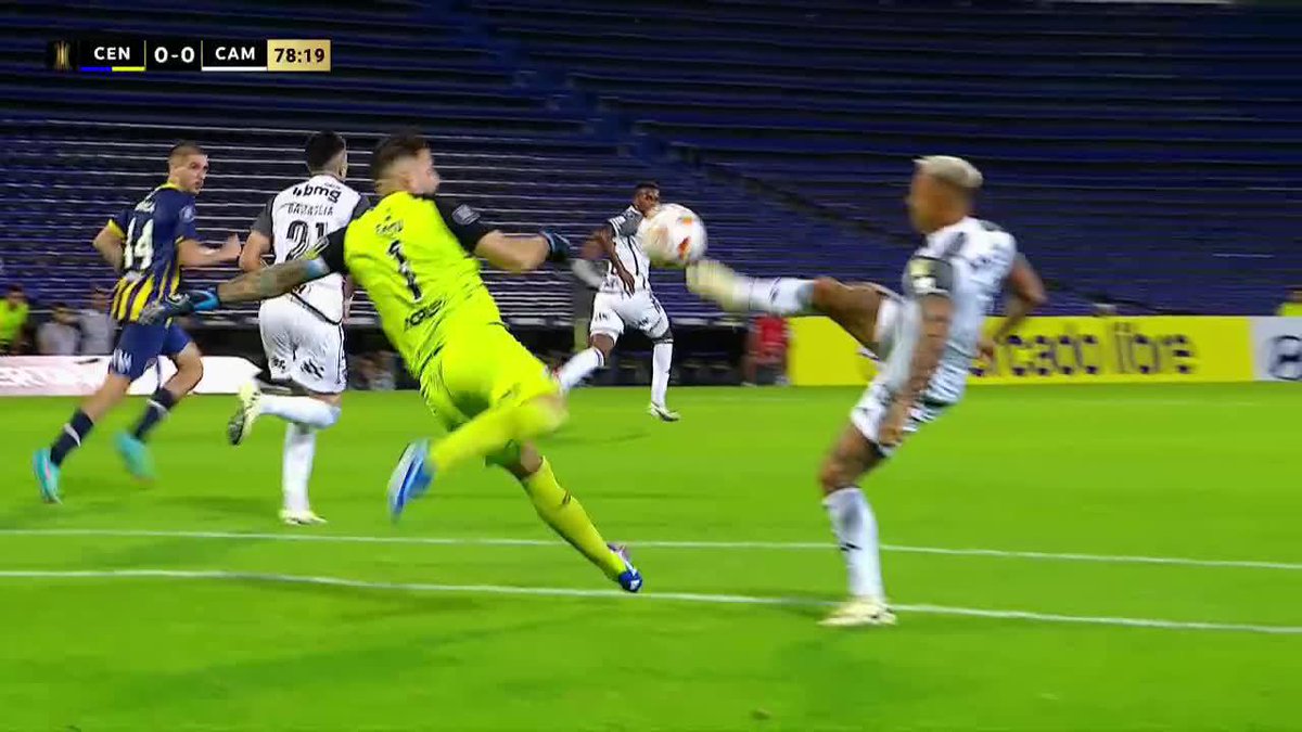 ¡Se ganó una amarilla insólita! Vargas se la robó a Fatu Broun y marcó en Rosario, pero todo anulado... 👀 📺 Mirá la CONMEBOL #Libertadores por #StarPlusLA