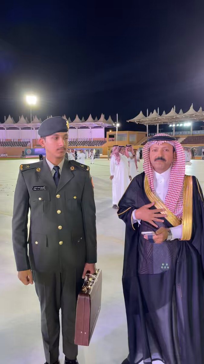 . الحمد لله الذي بنعمته تتم الصالحات . تخرج الابن : فارس بن محمد بن الشرع العمور من كلية الملك عبدالله للدفاع الجوي برتبة ( ملازم ) . وكان الحفل بتشريف صاحب السمو الملكي وزير الدفاع الأمير : خالد بن سلمان بن عبدالعزيز .. حفظه الله #محمد_بن_الشرع