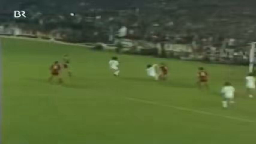 📆 March 31, 1976 ريال مدريد 🆚 بايرن ميونخ ١-١ /نصف نهائي كأس أوروبا! ▪️المباراة شهدت حادثتين غريبتين: 1️⃣ هدف مولر لم يتمكن مخرج المباراة من عرضه 2️⃣ نهاية المباراة نزل مشجع للريال واعتدى على مولر وعلى حكم المباراة ▪️اعتداء حفز مولر لتسجيل ثنائية الفوز في مباراة الاياب..