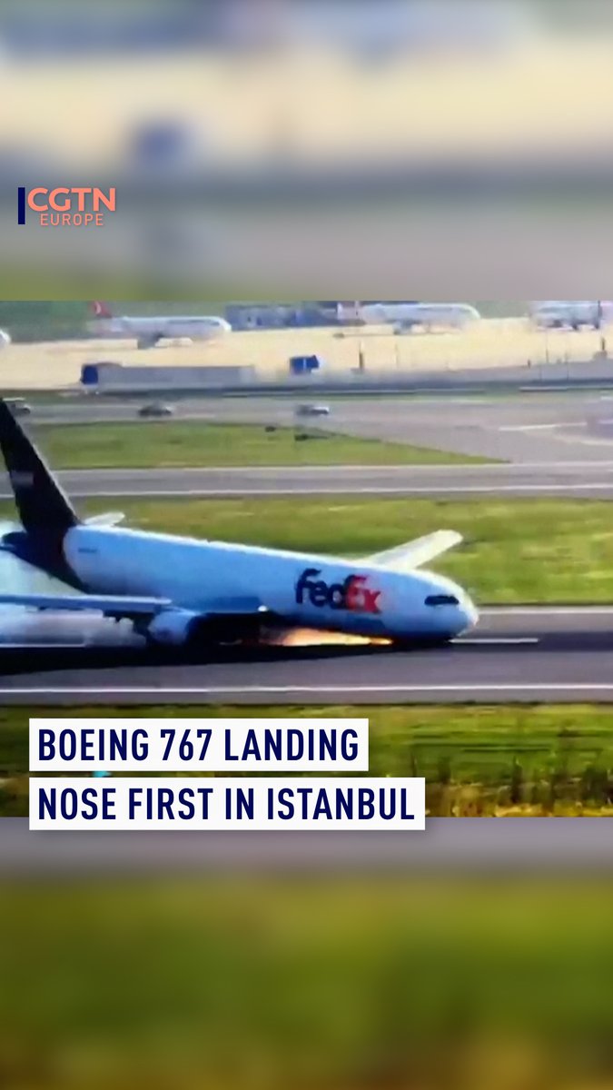 🇹🇷 | Un avión de carga Boeing 767 se estrelló en el aeropuerto de Estambul con el tren de aterrizaje suelto. El avión de la empresa estadounidense Fedex volaba procedente de París. Aterrizó sólo en el segundo intento y no hubo víctimas.