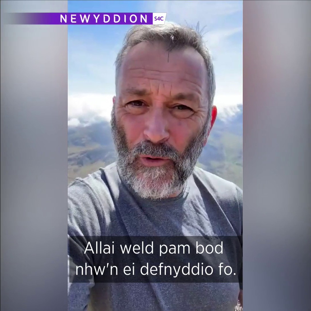 'Esgus i ddileu enwau Cymraeg' yw'r rhestr o enwau anffurfiol ar leoedd sydd i fod o gymorth i'r gwasanaethau brys yn ôl y digrifwr Tudur Owen