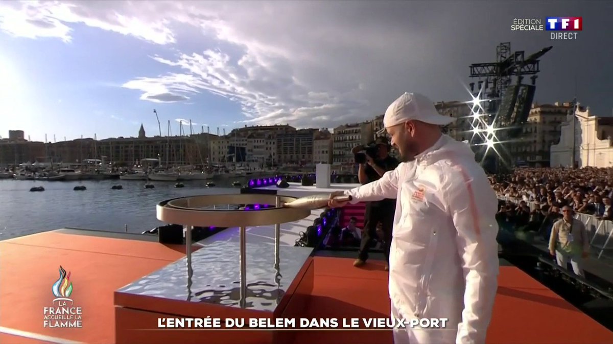 🔥 Jul récupère la flamme olympique et allume la vasque dans le Vieux-Port de Marseille ⤵️