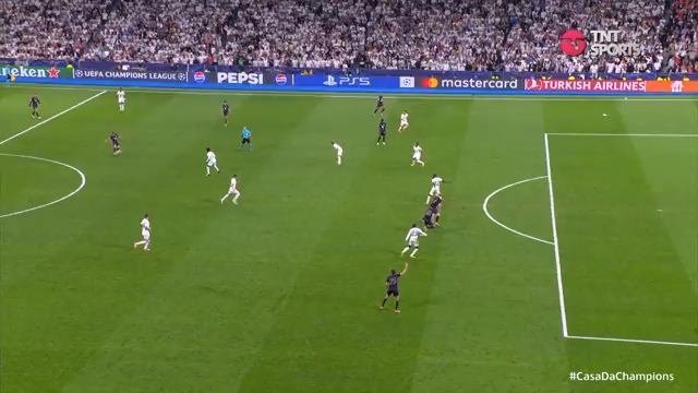 A ARBITRAGEM ERROU EM ANULAR O GOL DO BAYERN NO ÚLTIMO LANCE? 😳⚠️ A marcação de impedimento é MUITO POLÊMICA! O juiz apitou antes da hora! #CasaDaChampions
