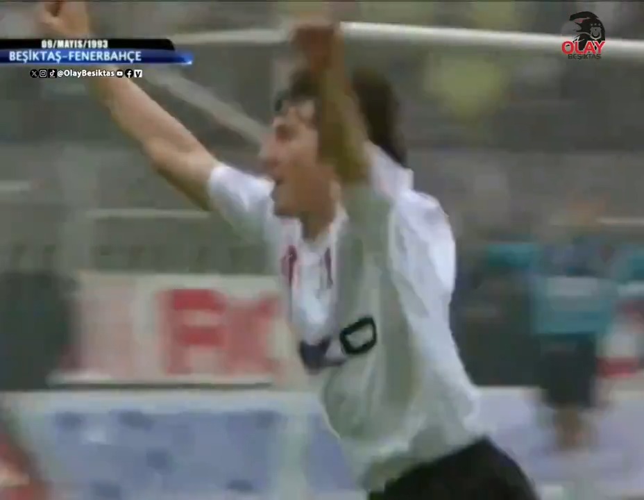 NOSTALJİ| (9 Mayıs 1993) Sergen Yalçın'ın kimine göre orta yaptığı, kimine göre ise akıl dolu bir vuruşla Fenerbahçe'ye attığı şık gol... (Beşiktaş 2-0 Fenerbahçe)