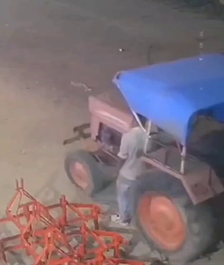 -Necesito que me pase un tractor por encima y me descontracture todo 😞 Tractor : ok 👍