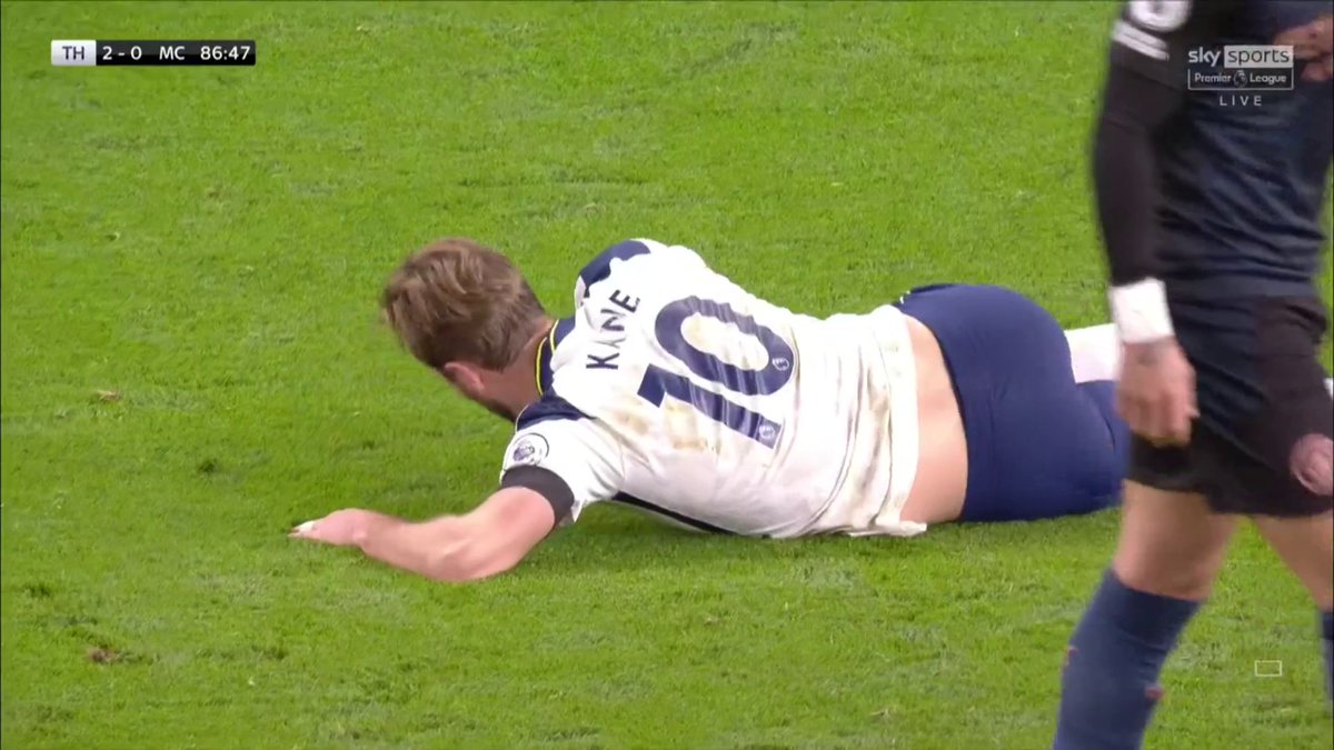 Look what Harry Kane does when his team is winning & needs to run the clock down. One of the best all-round players itw, and Tuchel subbed him off at 84’ 👏😶