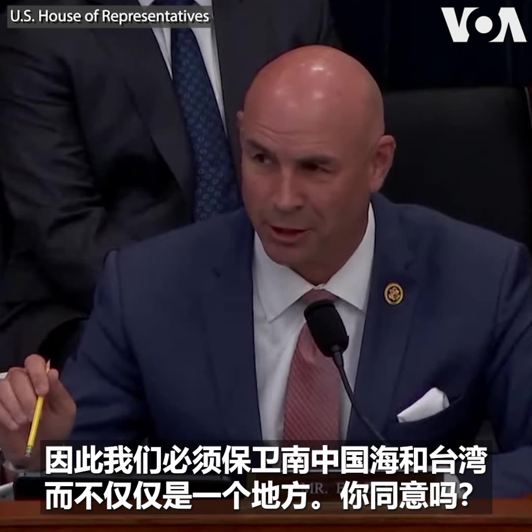 美国商务部长雷蒙多5月8日出席众院拨款委员会听证,她在回答国会议员关于中国电子产品如何对美国构成威胁的问题时说,她很高兴看到国会对TikTok采取行动,接下来商务部正在研究中国电动汽车和中国生产的起重机对国家安全的影响。她强调,美国不寻求切断所有对华贸易,但要专注保护“卡脖子”技术。与此同时,雷蒙多也赞同美国保卫南中国海和台湾对美国利益至关重要,目前美国92%尖端芯片从台积电购买。在此之前一天,美商务部宣布吊销包括英特尔和高通等芯片厂商对华为的出口许可证。更多报道:
