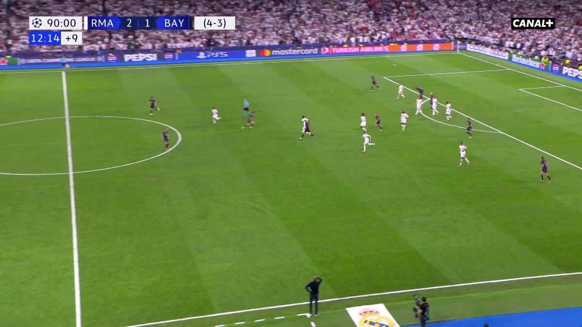 Cette action qui aurait pu qualifier le Bayern face au Real Madrid hier soir 😳 L’arbitre aurait-il dû laisser jouer❓ #RMAFCB | #UCL