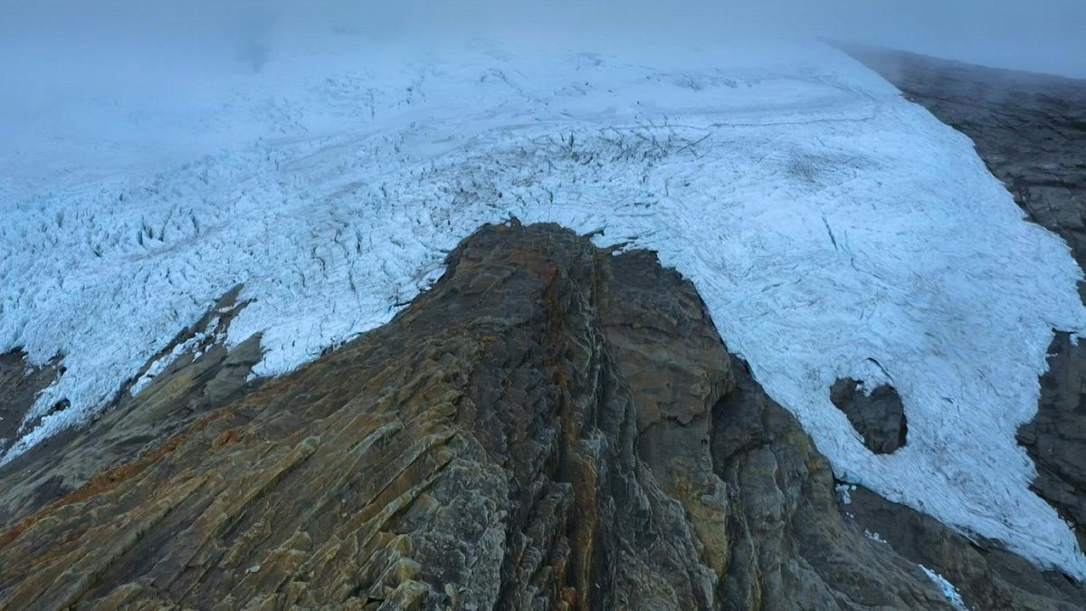 VIDEO: Until a few months ago, the Ritacuba Blanco glacier, one of Colombia's highest peaks, was covered in a blanket of snow. But the El Nino phenomenon has opened up large cracks in it, a sign that the glacier is in trouble.