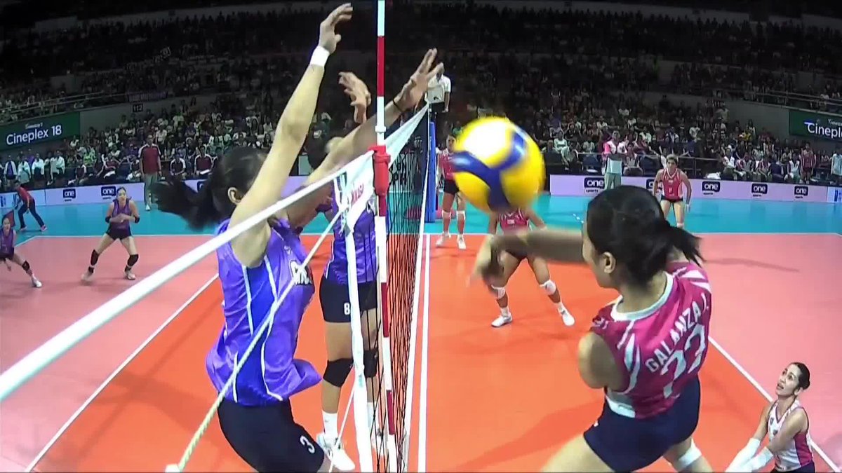 NO ENTRY SAYS BOSS D ⛔️ Deanna Wong rejects Jema Galanza at the net, at may kasama pang bisita from Nxled in this thrilling Creamline-Choco Mucho showdown! 👀 #PVLonOneSports #TheHeartOfVolleyball