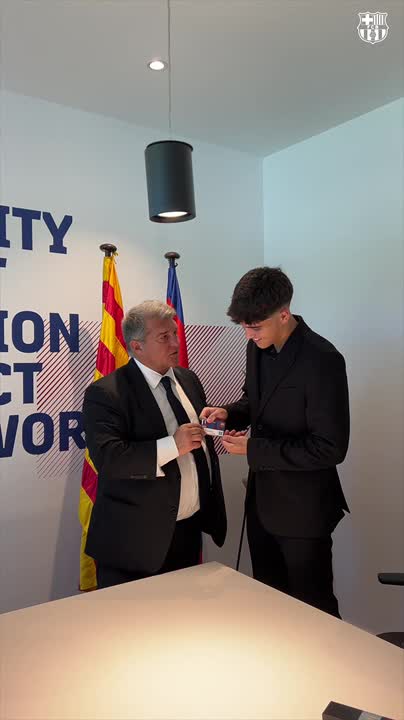 El Presidente Joan Laporta Estruch le entrega el carnet de socio a Pau Cubarsí 🪪