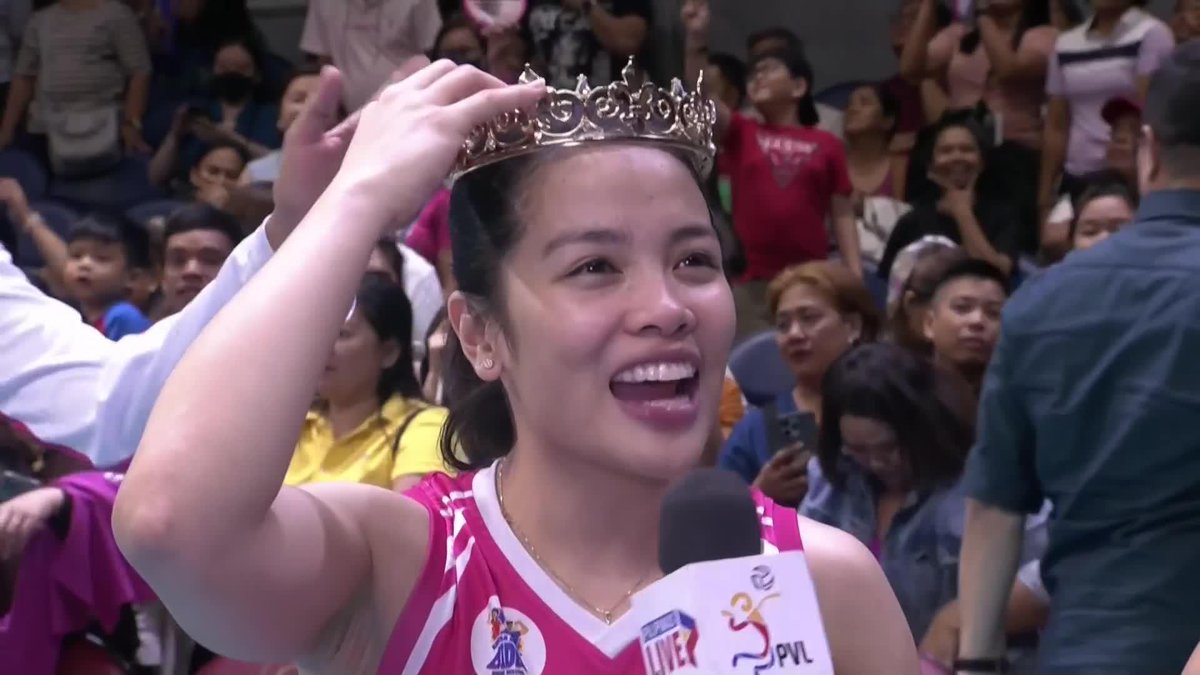 “BASTA HAPPY KAMI” 🗣️🗣️ Player of the Game Jema Galanza had a fun interaction with her Creamline teammates during her post-game interview following the team’s Game 1 win against Choco Mucho. PS: Happy birthday sa mga may birthday! 🤣 #OSTimeout #PVLonOneSports