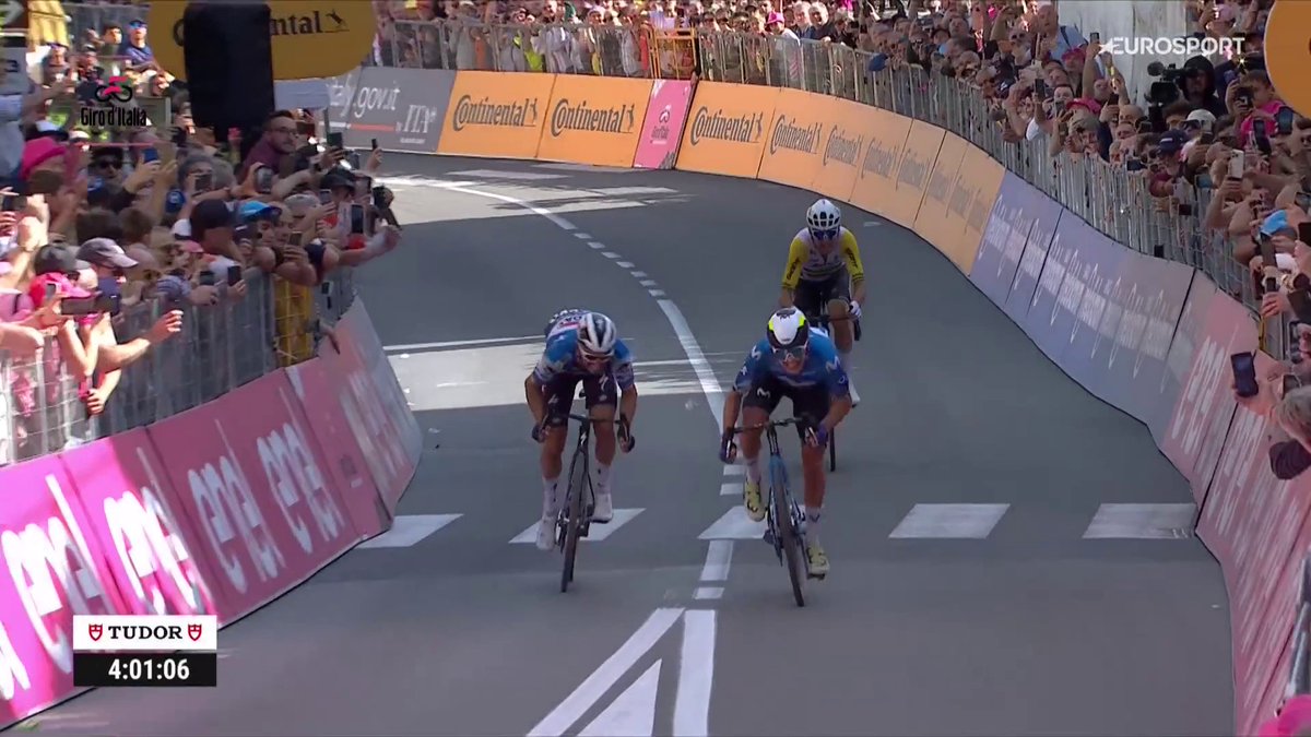 🇪🇸🇪🇸 ¡𝗗𝗢𝗡 𝗣𝗘𝗟𝗔𝗬𝗢! PRIMERA VICTORIA ESPAÑOLA EN EL GIRO DESDE 2019. 🇪🇸🇪🇸 ¡Bravo por el de Movistar Team conquistando Rapolano Terme ante Alaphilippe y Plapp! 🩷 Pogacar mantiene el rosa para la crono. #GirodItalia | #LaCasadelCiclismo