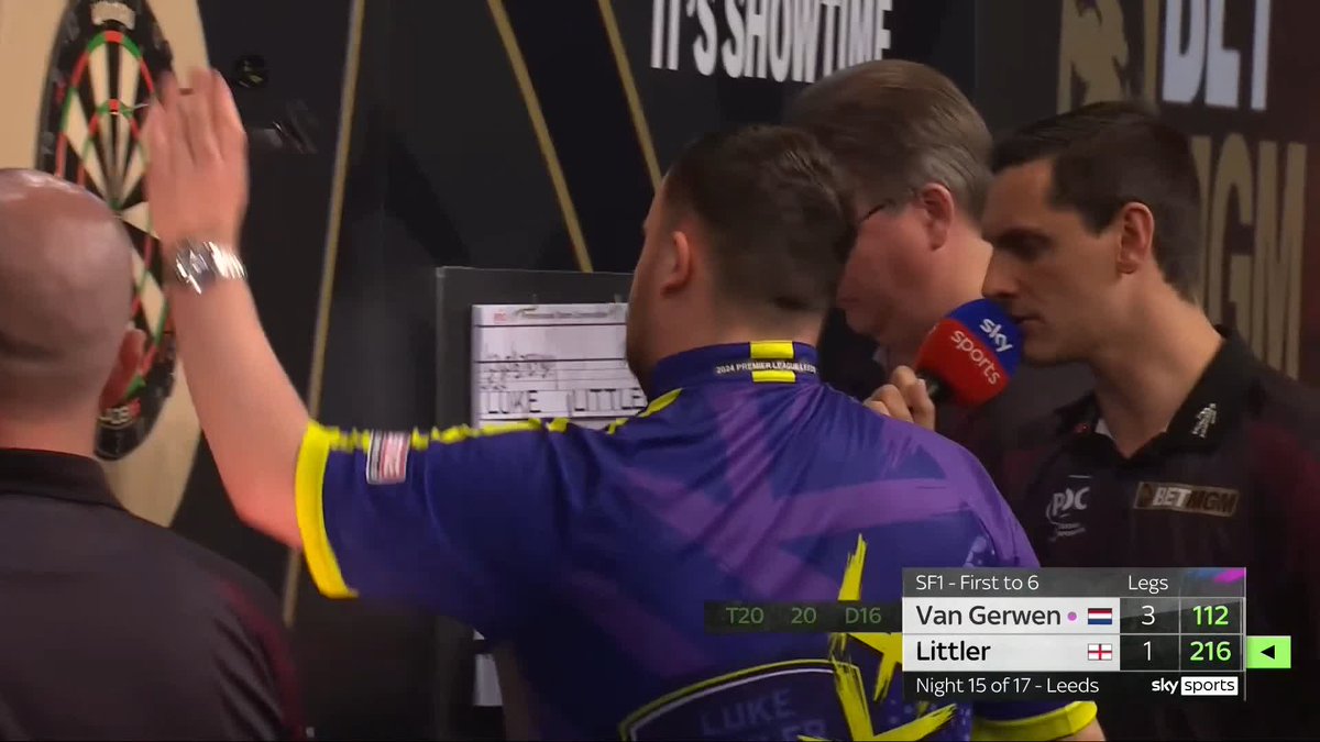 PUB DARTS! 🤣 Two of the greatest players ever to pick up a dart have just produced a real mess of a leg! 🙈 📺 #PLDarts | SF1