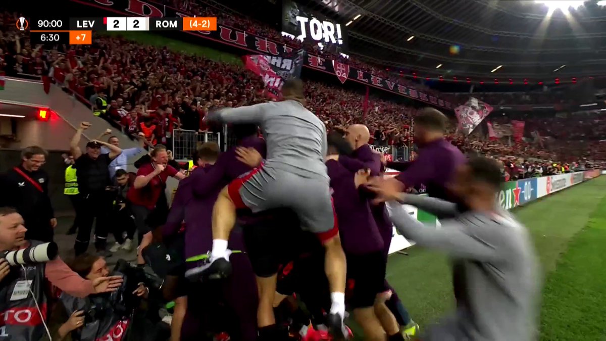 Donnez-nous le numéro de leur marabout. 🤯🤯🤯 C’est dingue cette passion et cette hargne pour garder cette invincibilité ! 👏❤️🖤 🎥 CANAL+ Foot