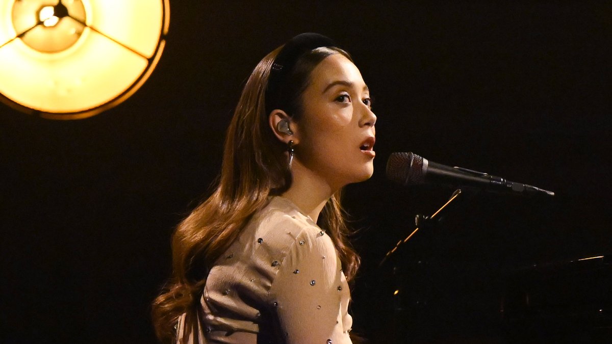 .laufey performs “Goddess”! Watch the full performance ⬇️ #FallonTonight