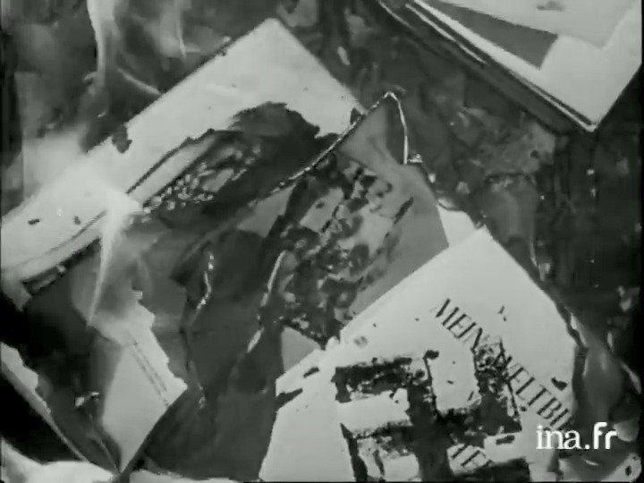 "Là où l'on brûle des #livres, on finit aussi par brûler des hommes." Le 10 mai 1933 au soir, plus de 20 000 livres partent en fumée dans les autodafés nazis, place de l'Opéra à #Berlin 📚 (via INA.fr)
