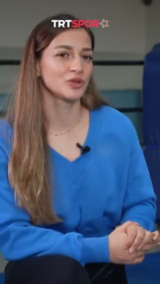 🗣️ "Başka bir kulübe de gidebilirim ya da sporu da bırakabilirim ama her zaman Fenerbahçe'den bu şekilde bahsedeceğim." 🥊 Buse Naz Çakıroğlu, TRT Spor Yıldız'da yayınlanan 'Başaranlar' programının konuğu oldu. Tamamını izlemek için: 👇 📲