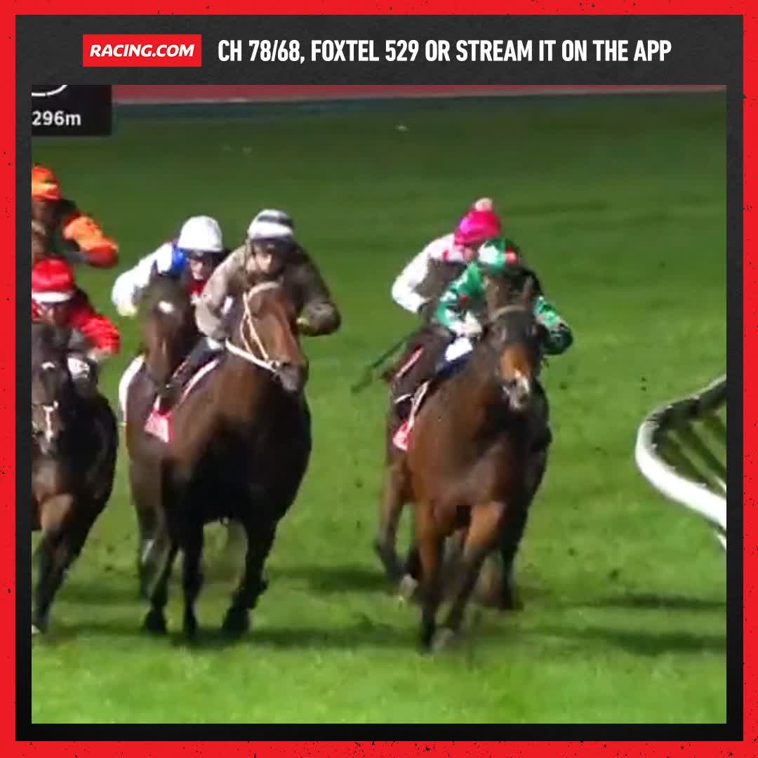 Charmed Run gets the gap & holds off Who Shot Suzy in a great finish 💎 Luke Oliver Racing Ethan Brown