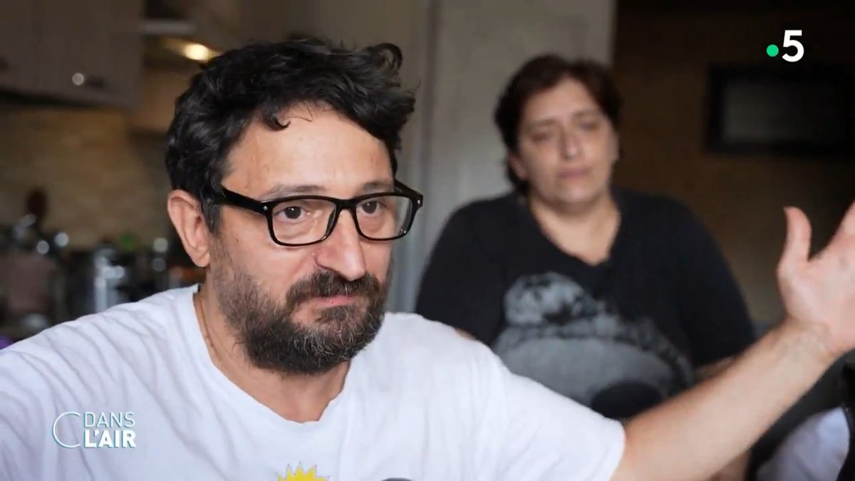 En #Italie, Georgia #Meloni a coupé dans les prestations sociales versées aux plus démunis. A #Gomorra, une ville pauvre du Sud du pays, les habitants ne peuvent plus compter sur ces aides, pourtant cruciales pour survivre. 📹 Juliette Perrot Arnaud Faura Erwan Hillion