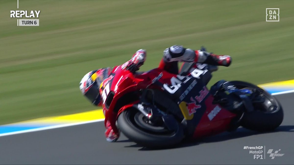Codo al suelo 🥵 El tiburón asoma la aleta 🦈 ¡Pedro Acosta salvó la caída! #FrenchGP 🇫🇷 #MotoGP 🏁