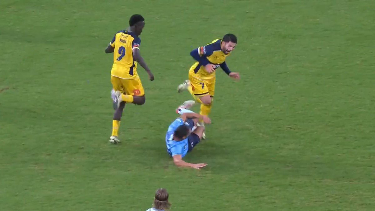 Jack Rodwell was sent off for Sydney FC after a VAR decision that was then explained by the referee to the crowd. Bring this to the Premier League please 🙏