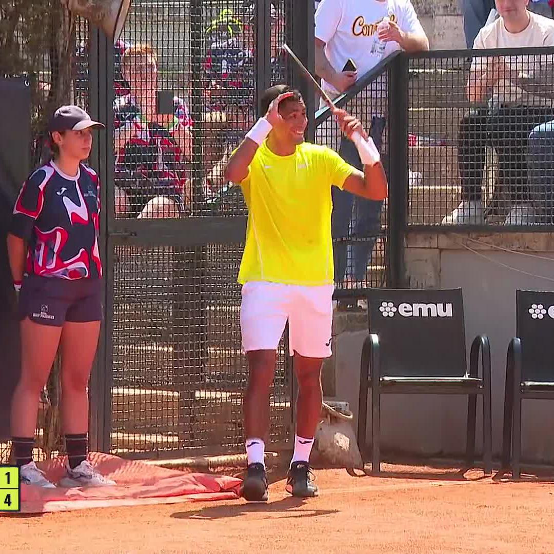 Oh no he didn't... 😱 Thiago Monteiro with one of the shots of the week in Rome! #IBI24