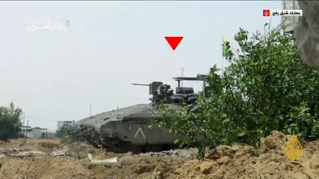 مشاهد حصلت عليها #الجزيرة لما قالت كتائب القسام إنها لاستهداف جنود وآليات الاحتلال الإسرائيلي خلال المعارك الضارية شرقي مدينة #رفح جنوب قطاع #غزة #حرب_غزة #الأخبار